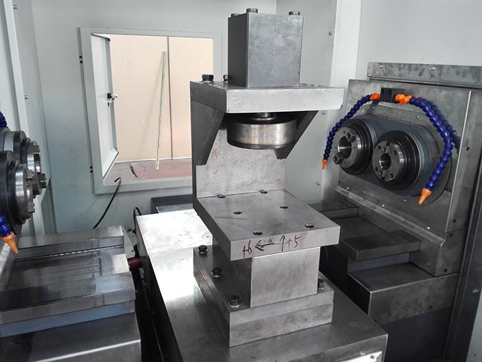 電動三輪(lun)車後橋數控專(zhuan)用機床細節圖(tú)