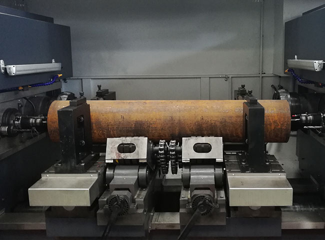 大型銑端面(mian)打中心孔機床裝(zhuang)夾示意圖