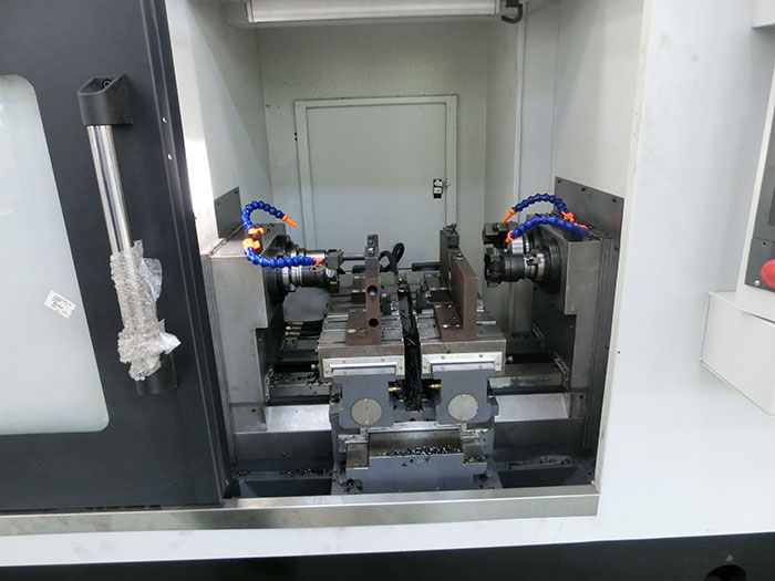 汽車轉向(xiang)節銑端面打中(zhōng)心孔工序